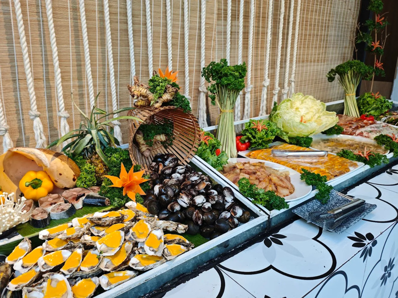 Quầy buffet tại Độc Mộc lu&ocirc;n được l&ecirc;n đồ li&ecirc;n tục